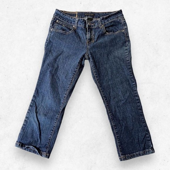 Rocawear Denim Capri Women's‎ Size 7 Long Jean Shorts Back Pockets Embroidered - Picture 1 of 9